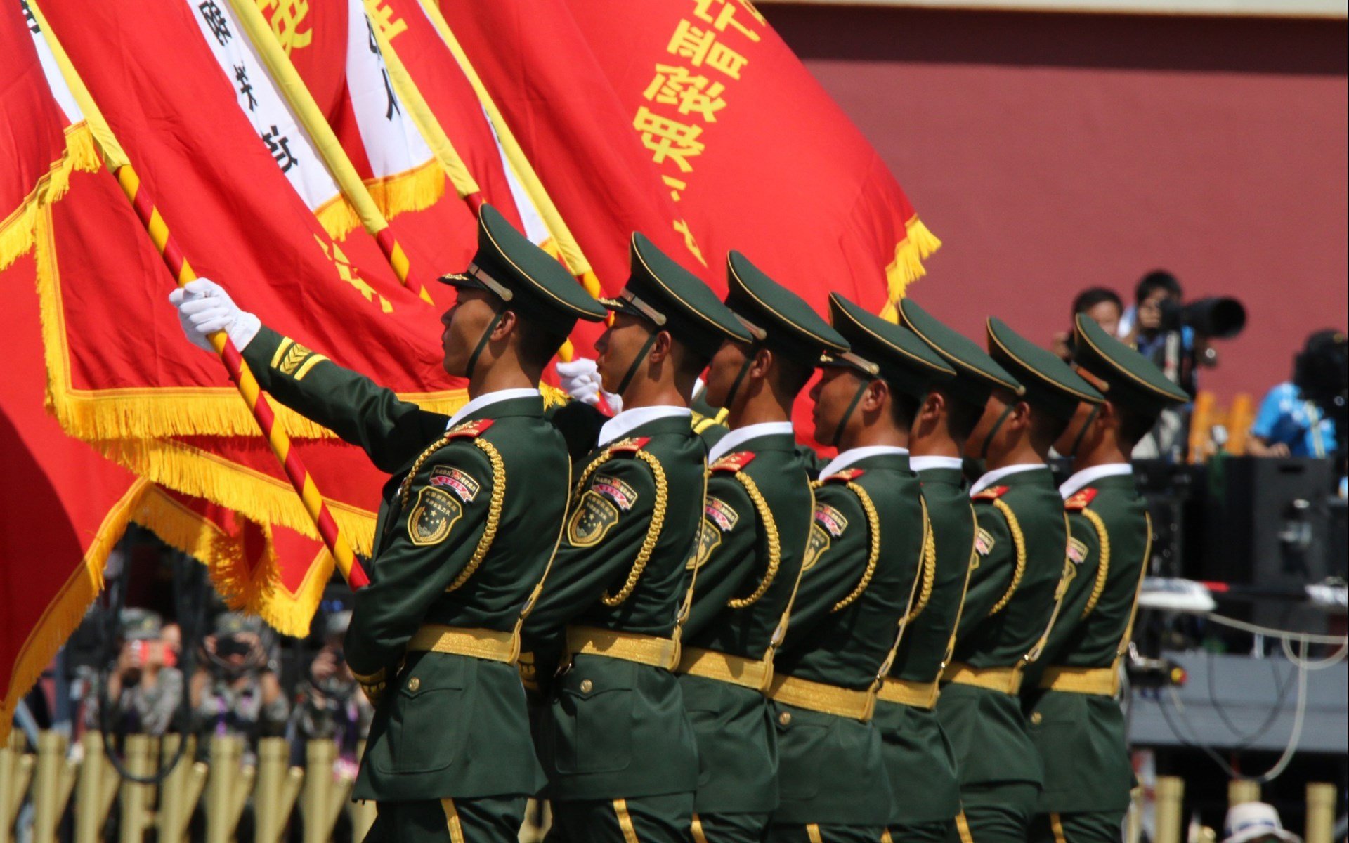 足球之夜的双重奏,阿尔及利亚激战伊拉克,李刚仁里程碑闪耀绿茵场